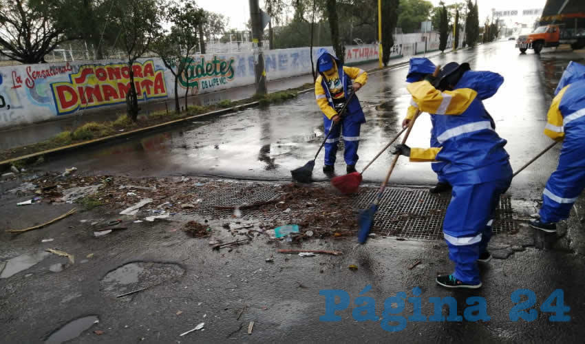 En los últimos días se han reforzado las labores de limpieza en la superficie de las rejillas de alcantarillas y en canales