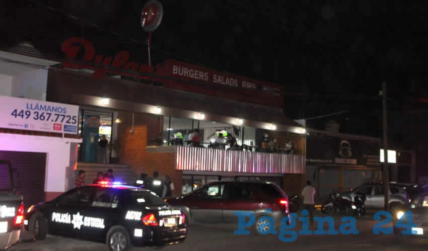 Al exterior del restaurante Dylan&rsquo;s acudieron elementos de la Polic&iacute;a Estatal