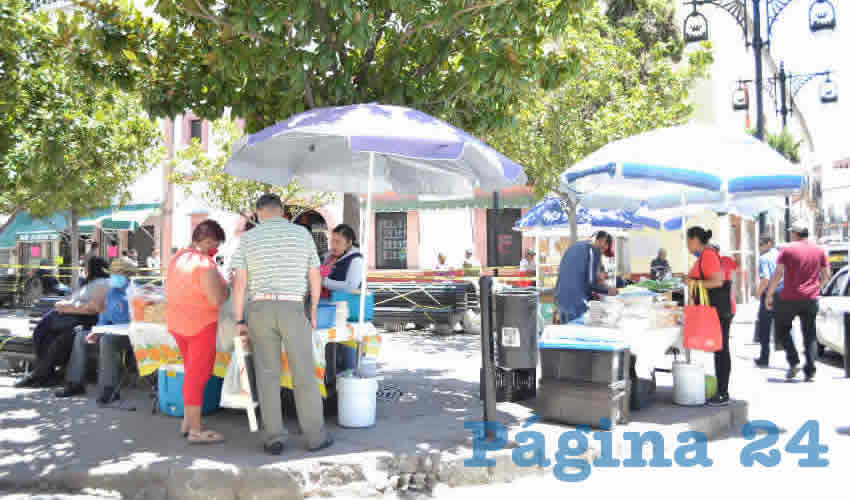 Decenas de comerciantes siguen ofreciendo productos naturales y frutos de temporada en varias de las calles y plazas del Centro Histórico (Foto: Merari Martínez)
