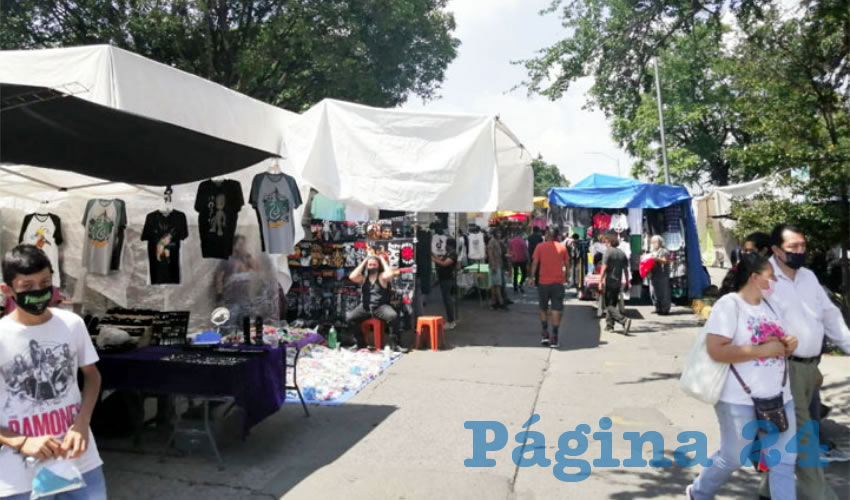 En el tianguis cultural de Guadalajara se instaló gran parte de los comerciantes, esto bajo estrictas medidas de higiene. El ayuntamiento los movió de lugar, y sólo esperan que al término de los trabajos los devuelvan a donde mismo/Foto: Francisco Tapia