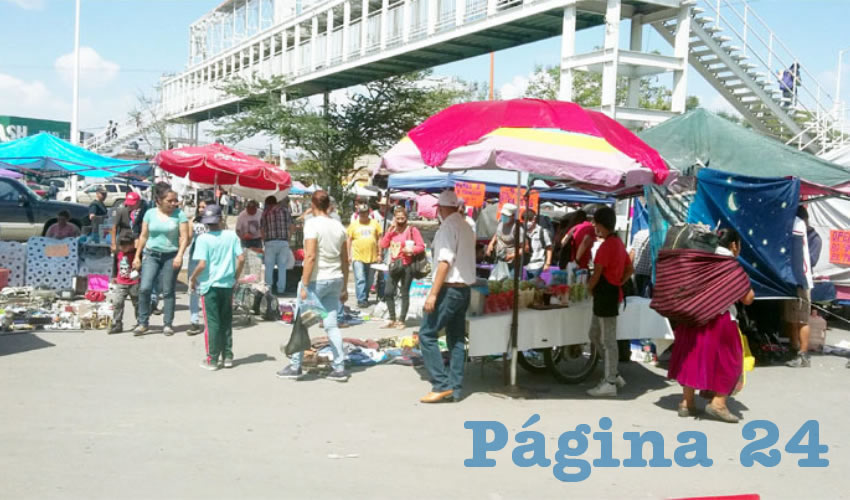 Antes de instalar el tianguis en la colonia Jalisco, comerciantes tienen que mover bolsas de basura, animales muertos y hasta muebles inservibles; pidieron a las autoridades municipales que además de apoyar en la recolección, apliquen el reglamento contra quienes ensucian/Foto: Francisco Tapia