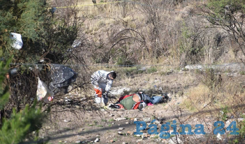 Momento en que son retirados los cad&aacute;veres por parte de elementos periciales