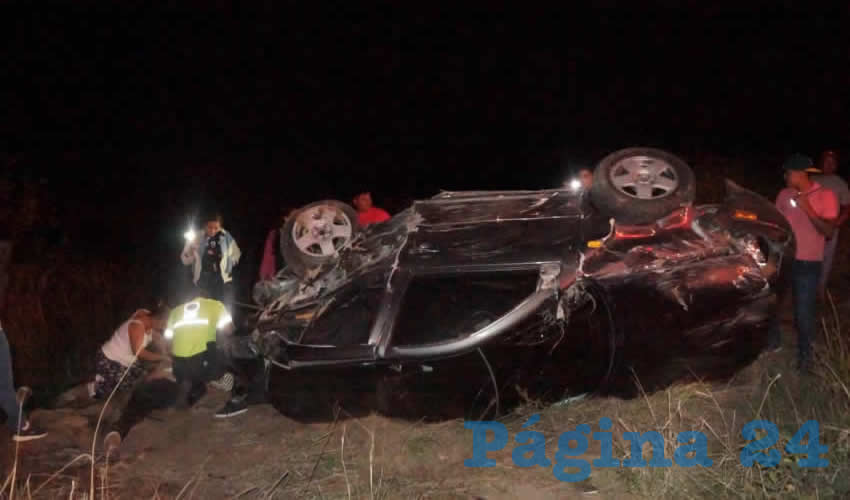 Los tripulantes del Volkswagen Jetta salieron expulsados de la unidad cuando se volcaba a un costado de la carretera federal 70 poniente