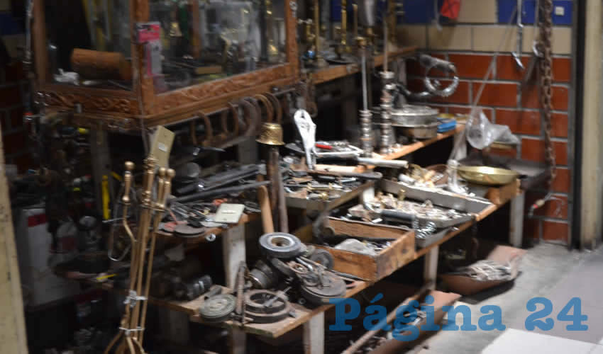 Decenas de locales ubicados en el tercer piso del Mercado Arroyo de la Plata, no han cerrado por completo ya que a pesar de la falta de publicidad o señalética siguen ofreciendo sus productos tanto ferreteros como los conocidos comúnmente como “fierreros” (Foto: Merari Martínez)