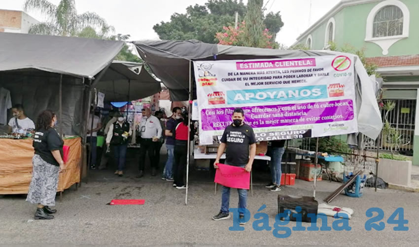En cada uno de los 19 filtros sanitarios que se instalaron en el tianguis de El Baratillo se colocaron lonas que señalaban a la ciudadanía que estaba prohibida la entrada a este tianguis sin cubrebocas, marcándolo como algo obligatorio; a quienes entraban se les tomaba la temperatura y se les daba gel antibacterial/Fotos: Francisco Tapia