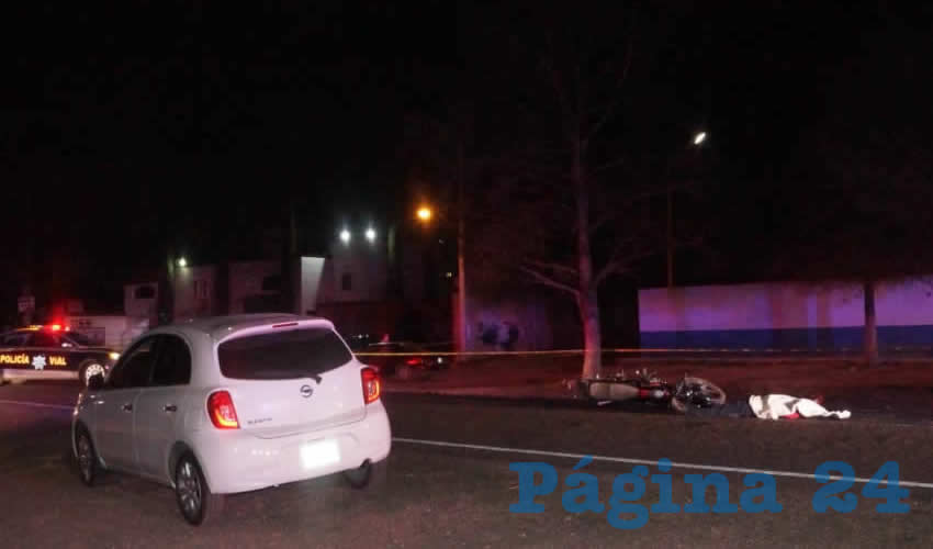 Frente al panteón de la comunidad Calvillito, al oriente de la ciudad, Juan Pablo Reyes Medina atropelló a un joven que había caído de una mota y a una mujer que intentaba ayudarlo