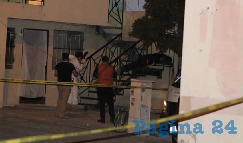 El dueño de una rosticería, cuyo nombre no ha sido revelado, quedó muerto en una escalera, afuera de un domicilio del fraccionamiento Urbi Villas del Vergel