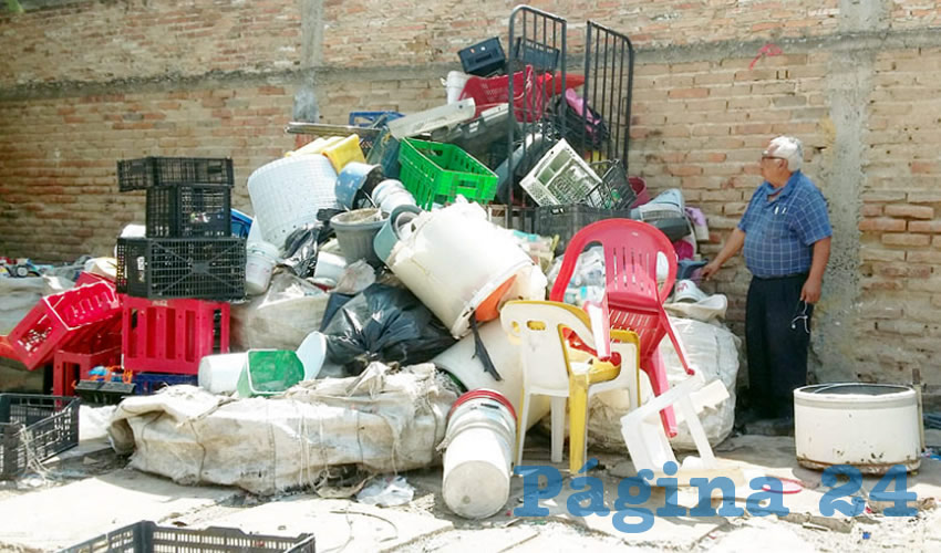 A lo largo del día, decenas de personas acuden a este tipo de negocios para dejar metales, cartón o plástico esperando ganar un dinero que les permita comprar sus alimentos, esto por el recrudecimiento de la situación laboral debido a la pandemia/ Foto: Francisco Tapia
