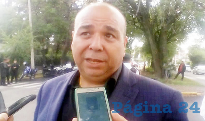“Con ese dinero que (Enrique Alfaro) invierte en su imagen, habría podido poner perfectamente todas las líneas de verificación sin costo para el ciudadano; no es por el medio ambiente, es un negocio”, denunció Jaime Aldrete, de los Talleres Acreditados Independientes; como medida de presión, añadió, no hay que pagar el refrendo, llamó a los ciudadanos/Foto: Archivo Página 24