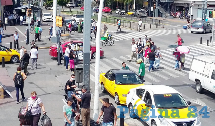 El centro de la ciudad lució abarrotado, con cientos de personas en calles y negocios; muchas de ellas no traían cubrebocas o lo traían mal puesto; tampoco se respetaba la sana distancia, y el evitar salir a menos que fuera estrictamente necesario/Fotos: Francisco Tapia