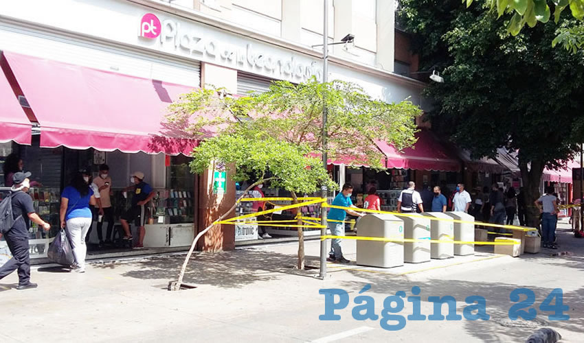 Al interior de este centro comercial han impuesto un régimen sanitario, para evitar la propagación del coronavirus; sin embargo, quienes acuden al lugar no respetan las medidas impuestas por el gobierno, lamentaron representantes del sitio/Fotos: Francisco Tapia