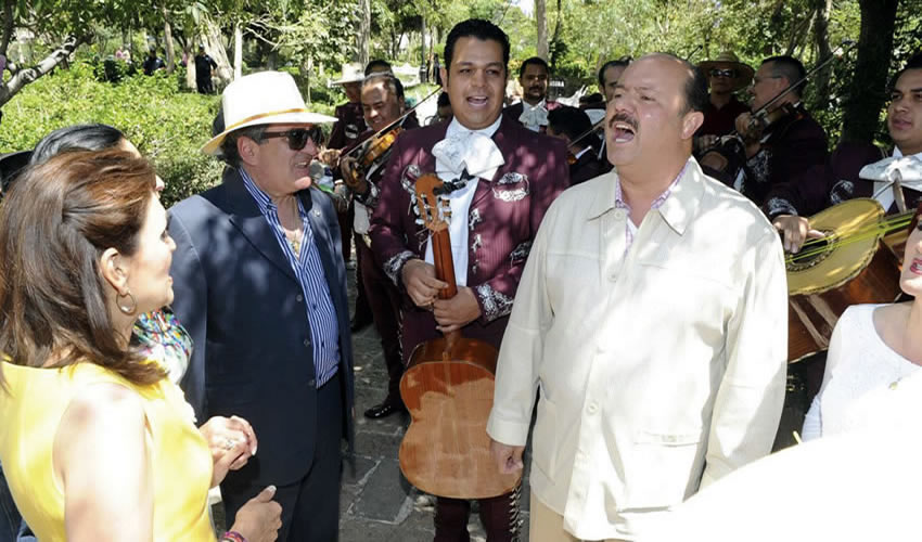 Carlos Lozano de la Torre y C&eacute;sar Duarte J&aacute;quez, en una de tantas parrandas en la Feria Nacional de San Marcos, en aquellos a&ntilde;os de gran poder