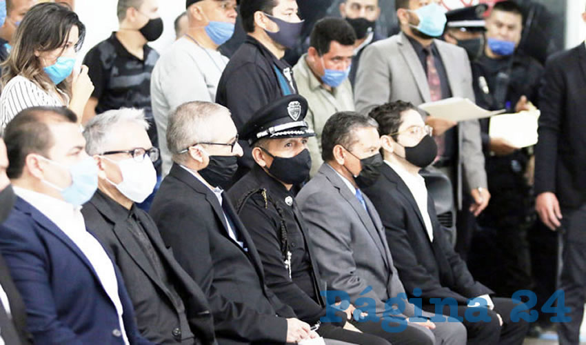 Ricardo Sánchez Beruben (derecha, de lentes) acudió ayer a la ceremonia para despedir al oficial asesinado por sicarios durante una emboscada en la zona de Oblatos, el pasado 7 de julio/Foto: Coordinación General de Seguridad