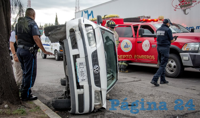 Tras ser embestido por otro coche, el autom&oacute;vil Volkswagen Pointer colision&oacute; contra un &aacute;rbol y se volc&oacute;