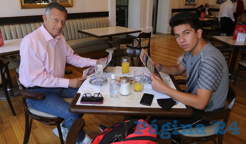 El arquitecto Marco Antonio Reyes y Alejandro Reyes Méndez compartieron el primer alimento de la mañana en Sanborns Francia