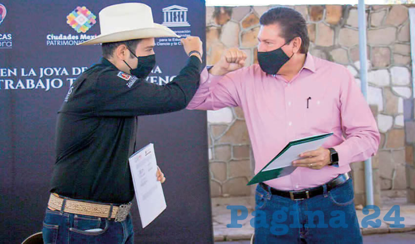 Se hizo entrega simbólica de 1 mil 500, paquetes de frijol, 320 de aves de traspatio, cerdos y 11 huertos familiares que incluyen un sistema de riego por goteo y 13 tipos de semillas para cultivar y hacer frente a la contingencia por COVID-19