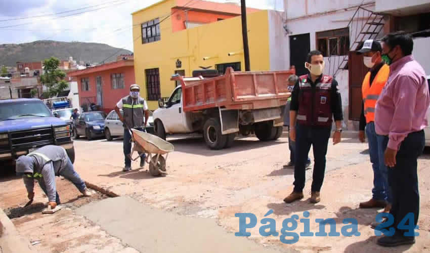Durante su recorrido por las calles de la colonia, Ulises Mejía Haro aprovecho también para tomar nota de otras peticiones como la rehabilitación de lámparas fundidas, pintura y recolección de basura, pues “sólo escuchando a la gente sabremos de sus necesidades de primera mano”
