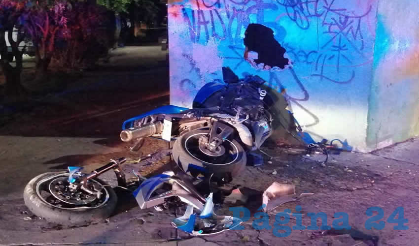 Brandon Julián Villa García, de 21 años, sufrió heridas de gravedad al estamparse contra un arbotante y una barda