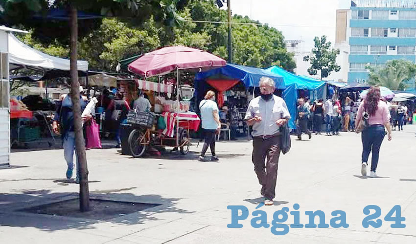 Las ventas para los comerciantes ambulantes son sumamente bajas en este sitio, pues ya casi no llega pasaje a la central camionera antigua debido a las restricciones ocasionadas por la pandemia/Foto: Francisco Tapia