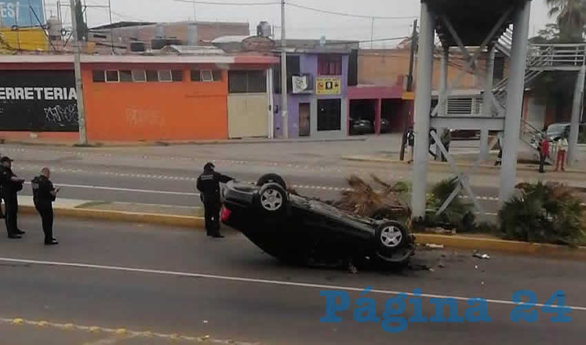 El carro “chocolate” Volkswagen Jetta negro, se accidentó sobre avenida Siglo XXI oriente