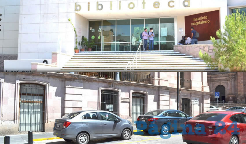 Entre los espacios cerrados se encuentran las bibliotecas públicas de la entidad, las que constantemente tenían a personas consultado el material bibliográfico con el que cuentan (Foto Merari Martínez Castro)