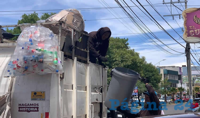 Pese a la contingencia sanitaria, los trabajadores del Departamento de Servicios Públicos siguen laborando de manera regular, sin embargo, quienes a diario salen en los camiones recolectores temen estar en riesgo, ellos y sus familias, porque no se les ha proporcionado lo necesario como cubrebocas (Foto Cristo González)