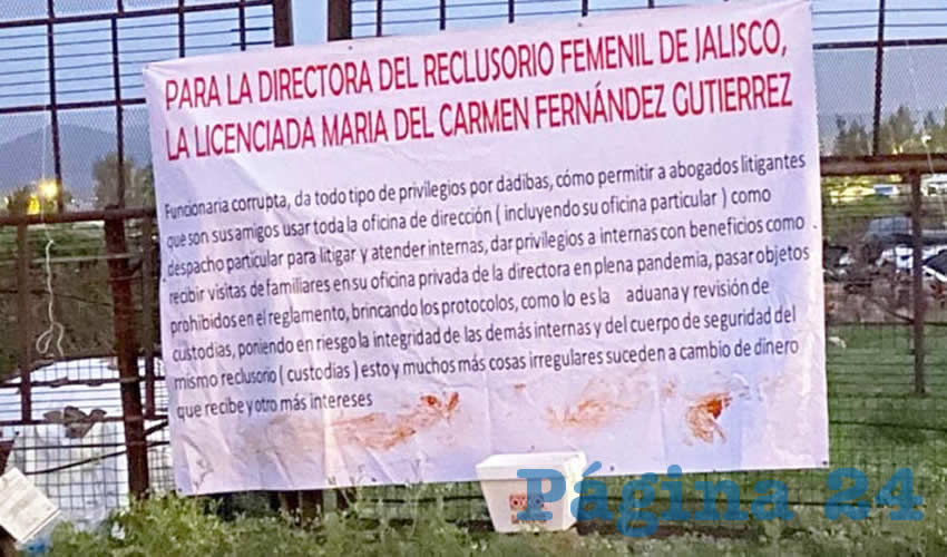 Una de las mantas contra la directora del Reclusorio Femenil de Puente Grande. También se le dejó un trozo de una cabeza de cerdo en una hielera/Foto: Especial