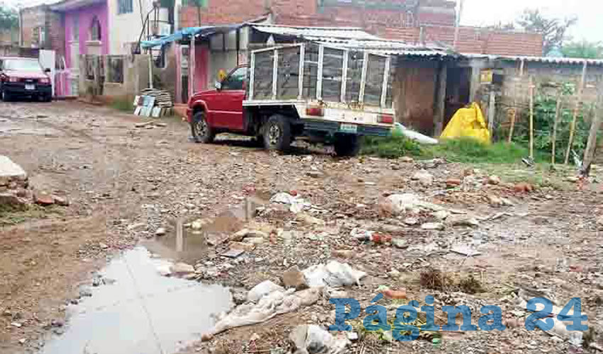 Ya se hartaron de levantar reportes sobre el pésimo estado de las vialidades en esta colonia de Tlaquepaque. Incluso una vez les dijeron que en el ayuntamiento les ponían el material, siempre y cuando los vecinos se encargaran de la reparación; pese a que accedieron, el apoyo no llega/Foto: Francisco Tapia