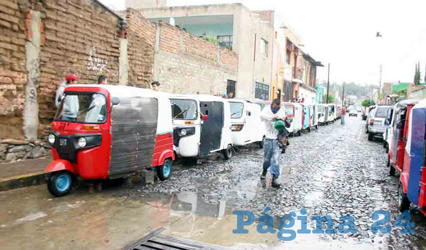 “La verdad es que nos ha ido de la chingada (sic) porque se nos bajó más del 50 por ciento”, esto debido a la contingencia sanitaria por el coronavirus, y a la sobreoferta de transporte, como las plataformas y los taxis tradicionales, lamentaron choferes de mototaxi/Foto: Francisco Tapia