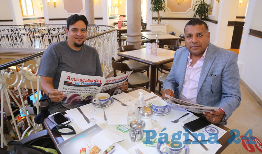 En Sanborns Francia desayunaron &Aacute;ngel D&aacute;valos Escalona, reportero; y Ramiro Rodr&iacute;guez L&oacute;pez, contralor del Municipio de Cos&iacute;o
