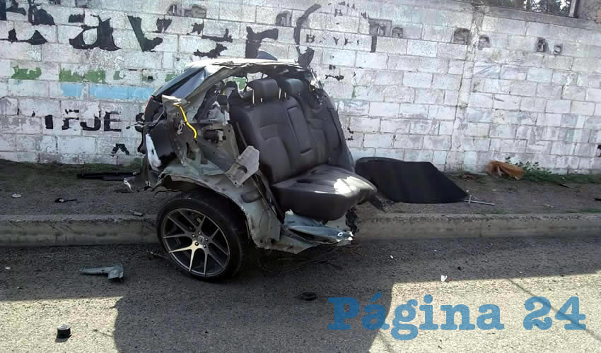 La parte trasera del destrozado carro Kia, quedó sobre la banqueta de la carretera federal 45 norte