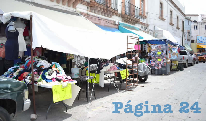 Esta zona comercial alberga decenas de locales en donde se comercializan distintos productos: calzado, ropa, tiendas naturistas, restaurantes, fondas, hasta ferreterías, fontanerías, entre otros negocios como relojerías y joyerías, así como diseñadores de vestidos y ropa para niños, o bien veterinarias, jarcerías, entre otras opciones (Foto: Merari Martínez)