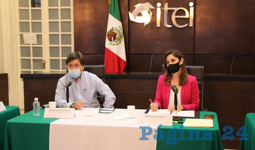 La titular del Itei, Cynthia Cantero Pacheco, y el coordinador del Comité de Evaluación, Augusto Chacón Benavides, indicaron que con la colaboración se reforzará la auditoría que se le haga a todo el proceso de la deuda, desde su contratación hasta la realización de obras/Foto: Cortesía