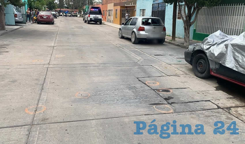 Las autoridades encontraron sobre el pavimento 10 casquillos percutidos calibre 9 milímetros,