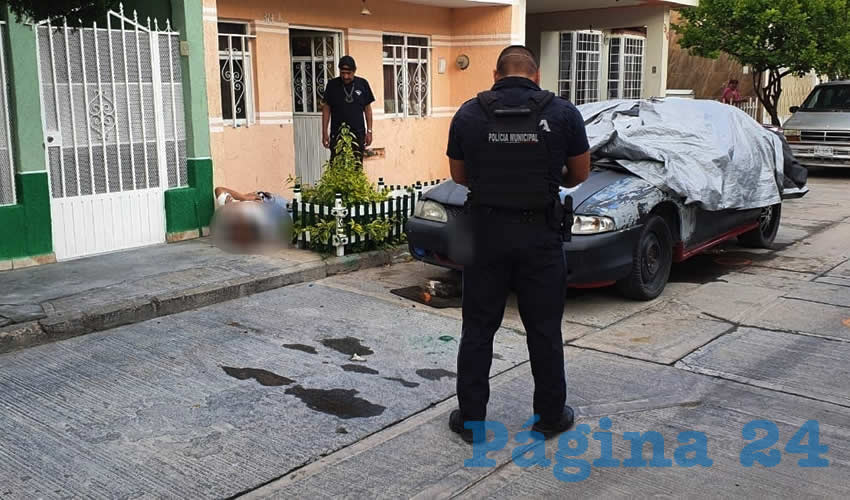 Herido de una pierna, Jorge Enrique Ruiz Dueñas, de 35 años de edad, quedó tirado sobre la banqueta