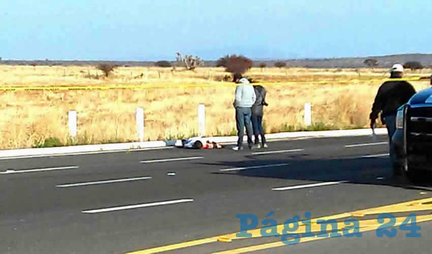 Fresnillo, Zac.- Así fue encontrado el cuerpo sin vida de la mujer, no identificada al cierre de edición: maniatado, con narcomensaje, a orillas de la carretera federal 23