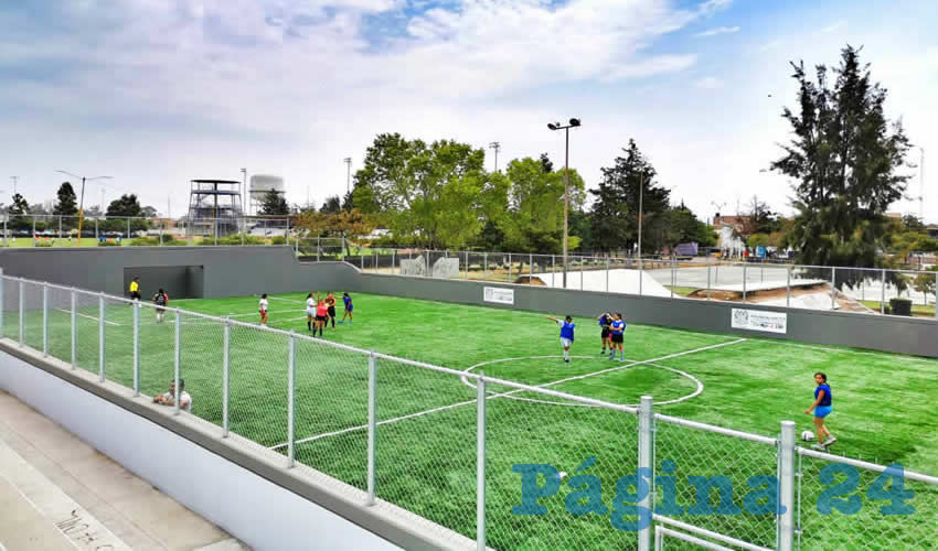 El mandatario estatal entreg&oacute; la rehabilitaci&oacute;n de la canchas de futbol r&aacute;pido, frontenis y basquetbol