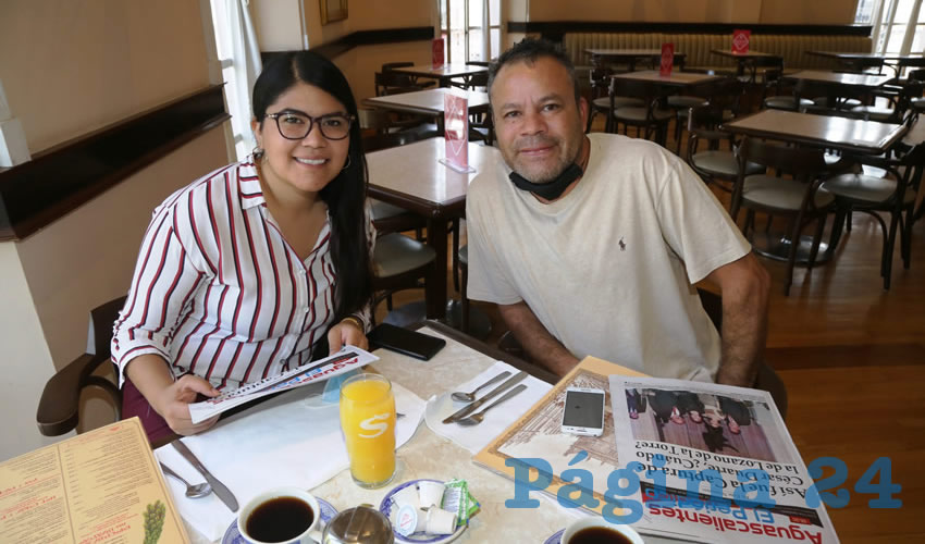 Estefan&iacute;a S&aacute;nchez Hern&aacute;ndez y su pap&aacute; Mois&eacute;s S&aacute;nchez Garibay compartieron el primer alimento matutino en el restaurante Sanborns Francia