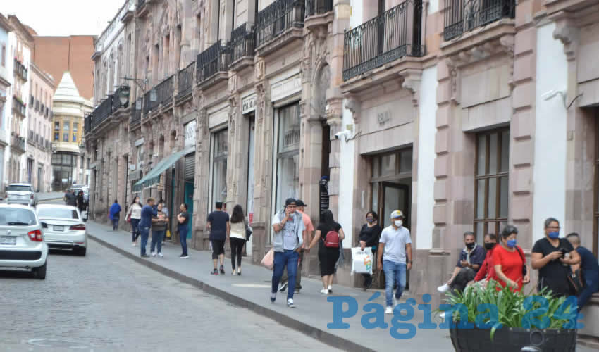 En la capital, desde la plaza Bicentenario hasta el Portal de Rosales es donde se ve la mayor afluencia de personas, que van desde niños, bebés en brazos, hasta adultos mayores y otros grupos vulnerables a contagios de COVID-19 (Foto Merari Martínez)