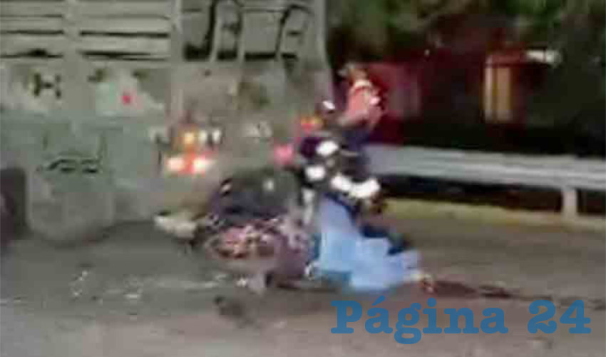 El servidor público manejaba una motocicleta a exceso de velocidad cuando perdió el control y estampó su vida, y la de su pareja, contra un camión de la Guardia Nacional/Foto: Especial