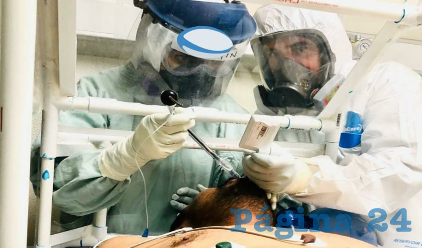 Erik Leonardo Díaz Mancinas, quien por temor a llevar el virus a su familia se hospeda fuera del hogar, actualmente, en un hotel habilitado para personal de la salud y, durante las primeras semanas de la pandemia, llegó a descansar y dormir en el vestidor del hospital y en su propio vehículo (Foto Cortesía)
