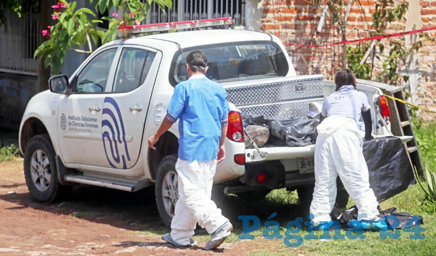 De la fosa localizada en la colonia El Pedregal, en El Salto, se extrajeron 28 cuerpos, algunos de ellos identificados, y se sigue trabajando en el sitio ubicado a tres cuadras de la Comisaría de Seguridad Pública del municipio/Foto: Cuartoscuro