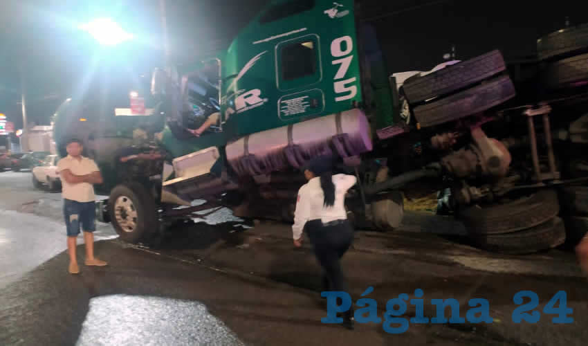El tractocami&oacute;n termin&oacute; su loca carrera con la g&oacute;ndola volcada, quedando regado el silo que transportaba