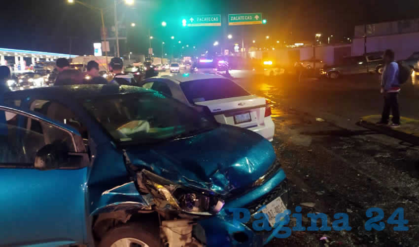 Los autom&oacute;viles Beat y Aveo, cuyos conductores esperaban la luz verde del sem&aacute;foro, presentaron da&ntilde;os considerables