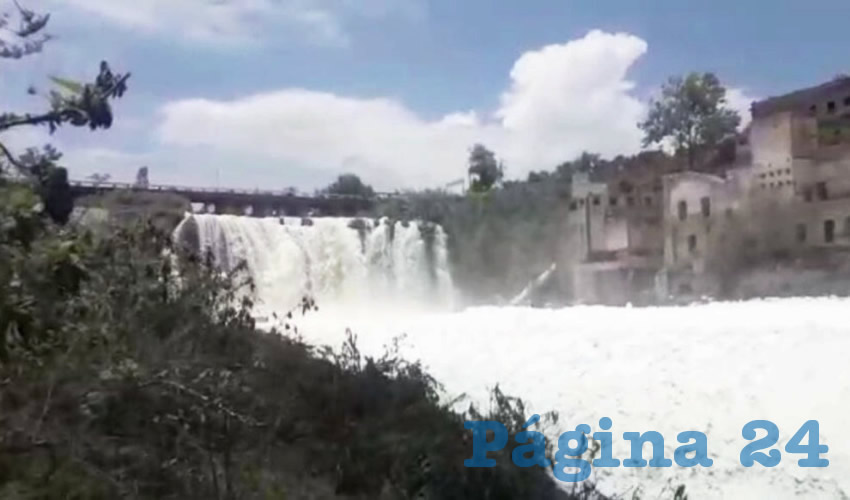 En un video que grabó el pasado domingo 19 de julio el activista ambiental Enrique Lira, junto a la cascada de El Salto-Juanacatlán se observa la espuma que arrastra el río alcanzando los tres metros de altura/Foto: Tomada de video