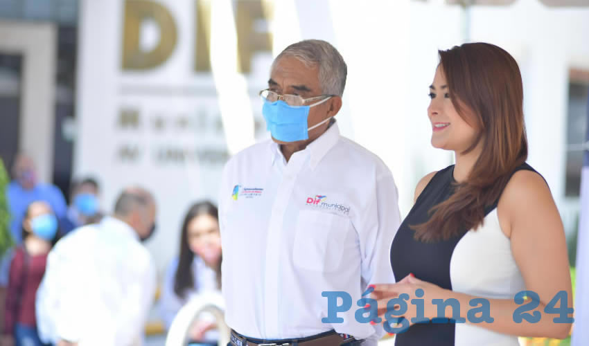 Se instaló un centro de acopio al exterior de las oficinas del DIF Municipal, en donde toda la población puede hacer llegar prendas en buen estado