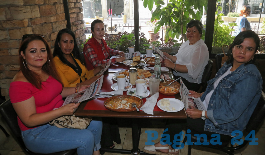En Las Antorchas almorzaron Patricia Lu&eacute;vano Mu&ntilde;oz, regidora del Municipio de Rinc&oacute;n de Romos; Janie Villanueva Gonz&aacute;lez, regidora del Municipio de Pabell&oacute;n de Arteaga; Mercedes Vargas Rodr&iacute;guez, regidora del Municipio de Tepezal&aacute;; Blanca Narro Rodr&iacute;guez, regidora del Municipio de Jes&uacute;s Mar&iacute;a, y su asistente personal Olga Dur&oacute;n V&aacute;zquez