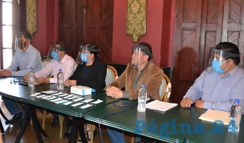 Miembros del Movimiento Alternativo Zacatecano presentaron una iniciativa para detener el avance de COVID-19 y dar salida a la crisis sanitaria que está acabando con la economía y con la gente (Foto Merari Martínez)