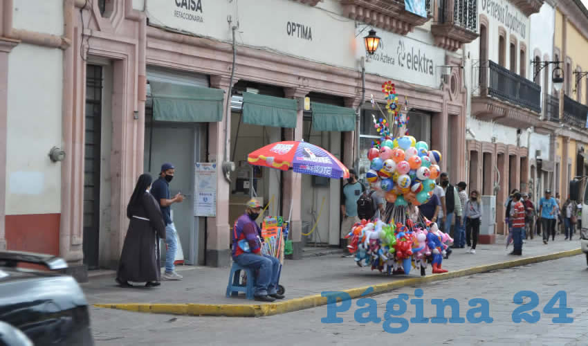 A pocos días de que las autoridades del estado y la mayoría de los municipios advirtieran la intensificación de protocolos y revisiones de carácter oficial sobre las medidas sanitarias, decenas de comerciantes que se colocan en las plazas, callejones y algunas banquetas del Centro Histórico, ya se preparan para atender y seguir las medidas sanitarias que serán impuestas para permitirles seguir vendiendo sus productos o alimentos (Foto: Merari Martínez)