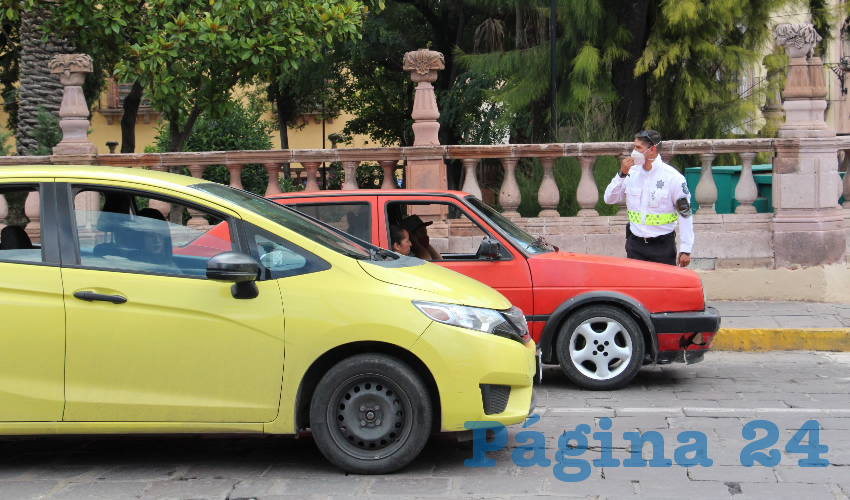 Los policías viales han estado realizando operativos en distintas calles con mucho flujo vehicular en la zona conurbada Zacatecas-Guadalupe, en donde exhortan a la población a utilizar principalmente el cubrebocas. (Foto Rocío Castro Alvarado)